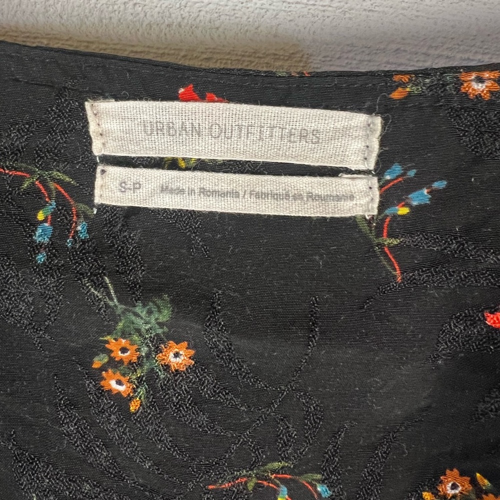Urban Outfitters V-neck Cinched Floral Top, Small - Picture 10 of 11
